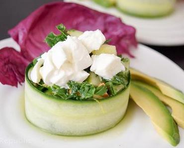 Rucola-Salat mit Gurke umwickelt in Koriander-Honig-Limonen-Dressing