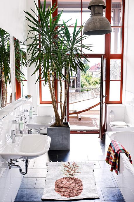 tropical bathroom with pineapple rug by lebenslustiger.com