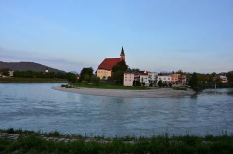 Salzachschlaufe bei Oberndorf, welches ebenso noch zur Bio-Heu-Region gehört - fotografiert im Juni 2015 um 19.27 Uhr