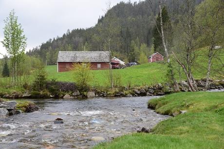 04_Norwegischer-Bauernhof-am-Tvindefossen-Wasserfall-Norwegen