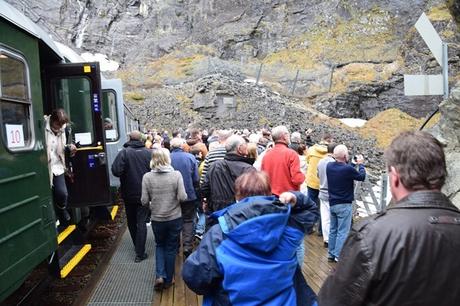 24_Haltestelle-Kjosfossen-Wasserfall-Flamsbana-Flambahn-Norwegen