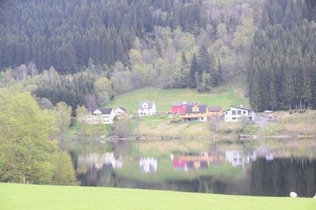 08_Haeuser-am-Lonavatnet-Naturreservat-Norwegen
