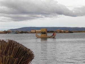 Titicacasee mit Schilfschiff der Uros