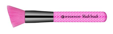 ess. make me pretty Blush Brush