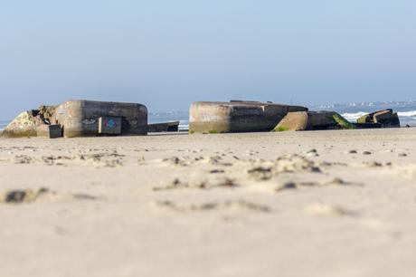 Strand in der Nähe von Tréogat in der Bretagne mit Bunkerruinen aus dem 2. Weltkrieg