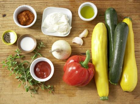 Zucchini ist so vielseitig einsetzbar wie ihre Form und Farbe: Besonders harmoniert sie mit roter Paprika, Knoblauch und Thymian 