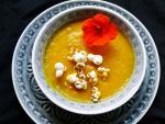 Suppe von Röstkarotten mit Kardamon-Popcorn als Vorspeise für den Flotten Dreier