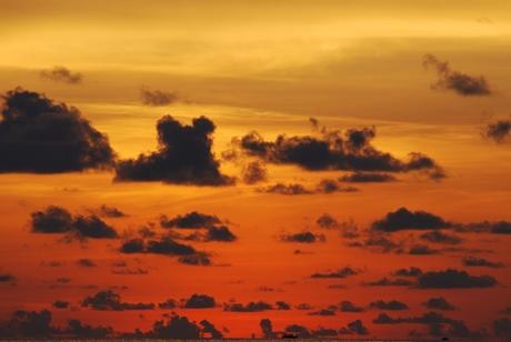 11_Malediven-Urlaub-brennender-Himmel-Sonnenuntergang