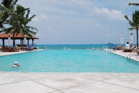 03_Malediven-Urlaub-Infinity-Pool