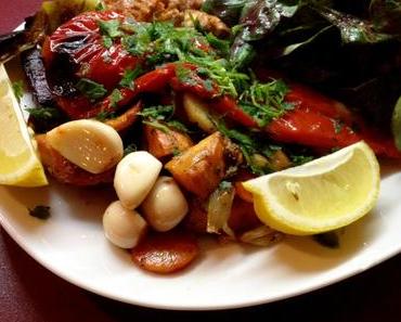 Schnelles Abendessen: Ofengemüse mit Antipasti, dazu Feldsalat mit Blaubeerdressing