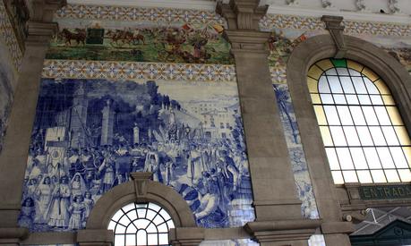 Unbedingt ansehen: Die mit Azulejos (Keramikfliesen) prächtig ausgestattete Vorhalle des Bahnhofs São Bento.