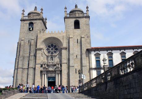 Die Kathedrale von Porto (Sé do Porto) ist die Hauptkirche der Stadt und  liegt auf einem Hügel in der Altstadt. Anfang des 12. Jahrhunderts wurde der Bau im romanischen Stil begonnen. Aus dieser Zeit sind die Doppelturmfassade mit Rosettenfenster und das Langhaus erhalten. Der gotische Kreuzgang wurde zwei Jahrhunderte später errichtet. Das Äußere der Kathedrale wurde dann zur Zeit des Barock und Rokoko tiefgreifend umgestaltet. 