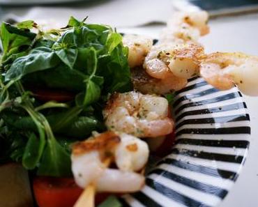 Garnelen-Spieße auf Rucola