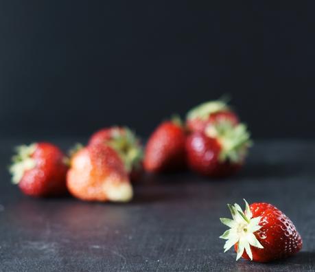 Erdbeere mit Erdbeeren Hintergrund {by it's me!}