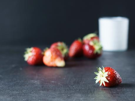 Erdbeere mit weißem Glas im Hintergrund {by it's me!}