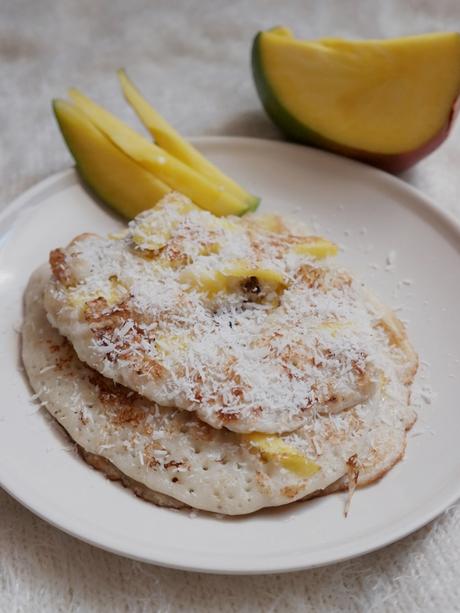 [Rezept] Sommerliche Kokos-Mango-Pancakes (vegan)
