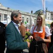 EU - Kommissar Johannes Hahn trifft in Wien nicht Sissi, aber dafür unsere Heukönigin Isabella I