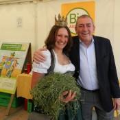 Der Bürgermeister der Stadt Salzburg Heinz Schaden nimmt Lorena in den Arm
