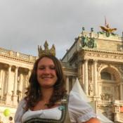 Königin Lorena vor der Hofburg in Wien
