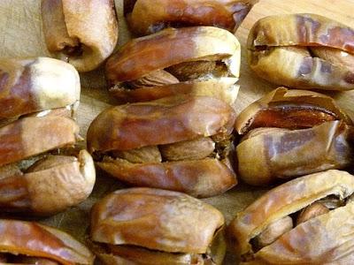 Datteln mit Mandeln füllen - Ägyptische Rezepte Datteln
