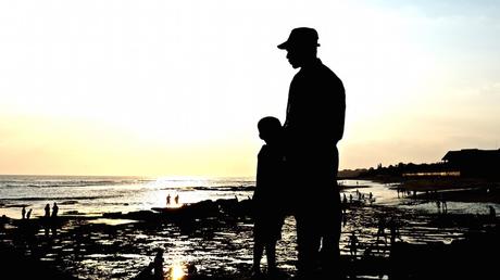 Vater mit Kind im Sonnenuntergang