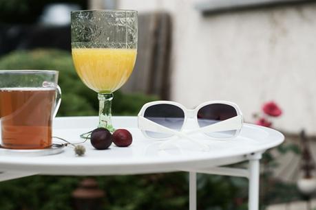 weiße Sonnenbrille mit Getränken auf einem weißen Tablett { by it's me! }