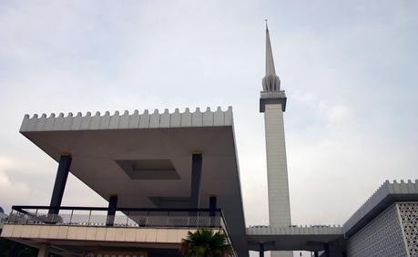 Die zentral gelegene moderne Masjid Negara ist die Nationalmoschee von Malaysia. Sie fasst 15.000 Gläubige.