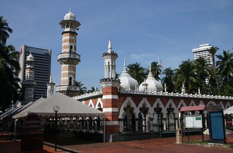 Die im Jahr 1909 erbaute Jamek Moschee – unter den Einheimischen besser bekannt als „Masjid Jamek“ – ist die älteste Moschee der Stadt. Die in der Nähe befindliche moderne Masjid Negara ist die Nationalmoschee von Malaysia. Sie fasst 15.000 Gläubige.  