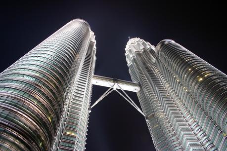 Die Petronas Towers überragen mit 452 Metern Höhe die gesamte Stadt. In 172 Metern Höhe (zwischen dem 41. und 42. Stock) sind beide Türme mit einer  sogenannten Skybridge verbunden. Die Brücke ist seit dem Jahr 2000 für die Öffentlichkeit zugänglich. 