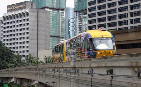 Kuala Lumpur  wird von mehreren Zuglinien durchzogen, die teilweise auch unterirdisch geführt werden. Dazu gehört u.a. die Monorail (Foto). Ferner verfügt die Metropole über ein effizientes Bussystem. Fahrten mit dem Taxi sind vergleichsweise preiswert, man sollte aber stets darauf bestehen, dass das Taxameter eingeschaltet wird!