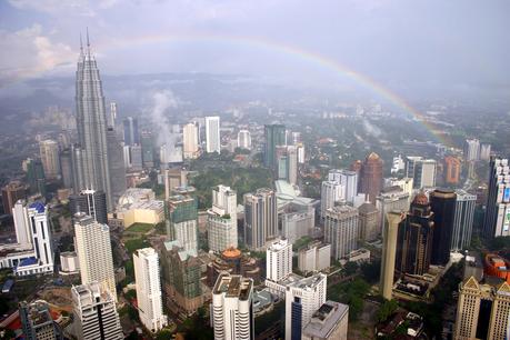 Blick auf die Metropole vom  Menara Kuala Lumpur, der  mit 421 Metern der höchste Fernsehturm Malaysias und der siebthöchste der Welt ist. 