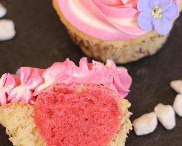 Erdbeercupcakes mit Pink Velvet Herzen