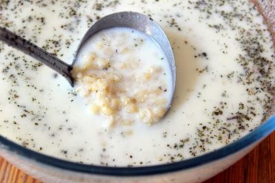 Ayran Aşı Çorbası / Kalte Joghurtsuppe mit Weizen und Minze