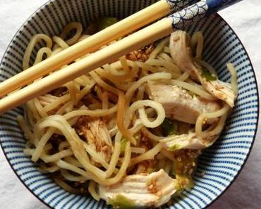 Kalte Hokkien-Nudeln mit Huhn und Sichuan-Sauce