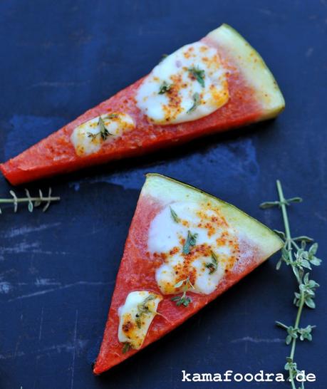 Sommersnack: Wassermelone übergrillt mit Mozzarella, Thymian, Piment d’Espelette