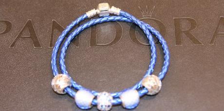 Pandora, Blaues Lederband metallisch schimmernd