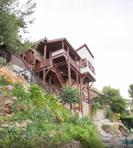 Das Hotel Villa Turka wurde im 19. Jahrhundert gebaut. Unverkennbar für seine Zeit: Das Holzgerüst und die zahlreichen Balkone.