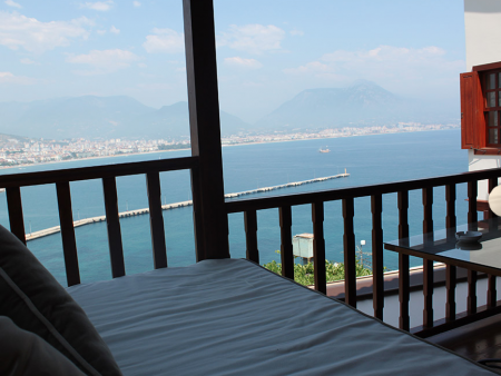 Geniessen Sie prachtvolle Momente auf den zahlreichen Balkonen und Terrassen der Hotel Villa Turca.