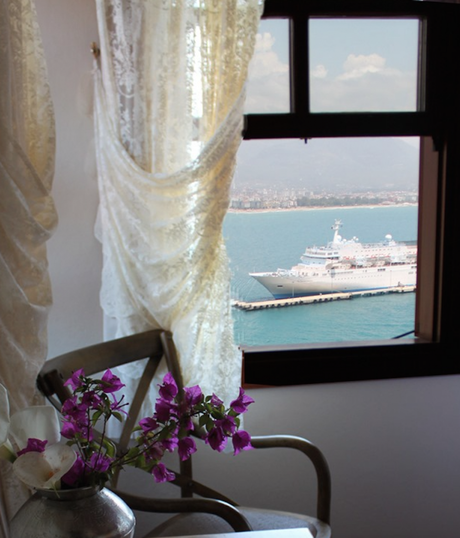 Aus dem Doppel-Gästezimmer geniessen Sie einen herrlichen Blick auf die türkische Riviera.