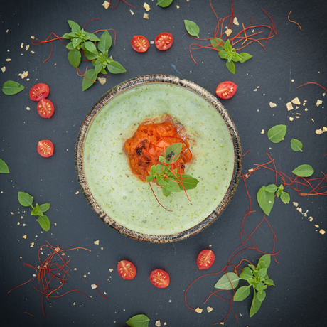 Basilikum - Suppe mit Tomatensorbet