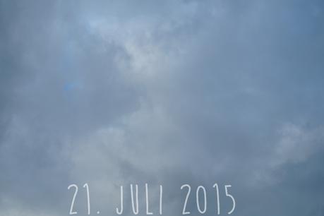 Blog + Fotografie by it's me! - wolkenverhangener Sommerhimmel am 21. Juli 2015