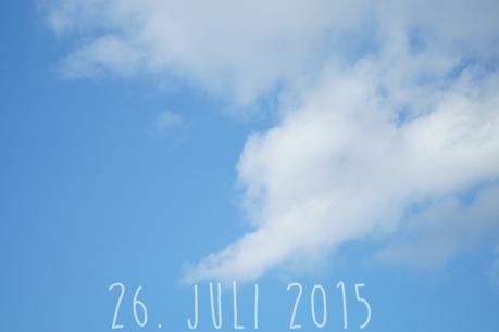 Blog + Fotografie by it's me! - knallblauer Sommerhimmel mit Wattewolken am 26. Juli 2015