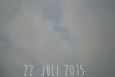 Blog + Fotografie by it's me! - wolkenverhangener Sommerhimmel am 22. Juli 2015