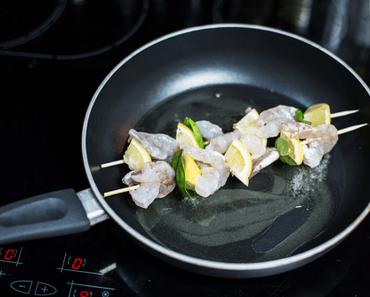 Zitronen Garnelen Spieße auf Kräuterspaghettini