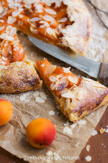 Aprikosen-Galette mit Mandelplättchen - superschneller Sommerkuchen