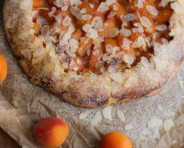 Aprikosen-Galette mit Mandelplättchen - superschneller Sommerkuchen