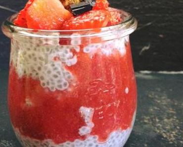 Kokos-Chiapudding mit Erdbeersoße