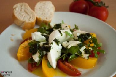 Pfirsich-Tomaten-Mozzarella-Salat mit Rucola