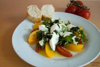 Pfirsich-Tomaten-Mozzarella-Salat mit Rucola