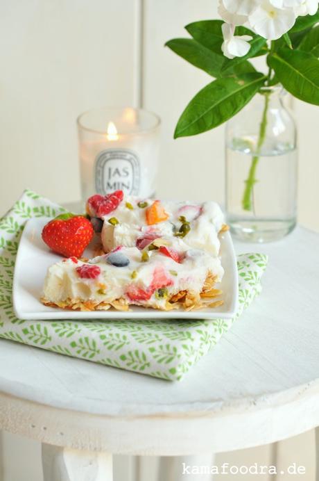 White Dinner: Frozen Yogurt Bars auf Müsliboden mit Sommerfrüchten und Pistazien